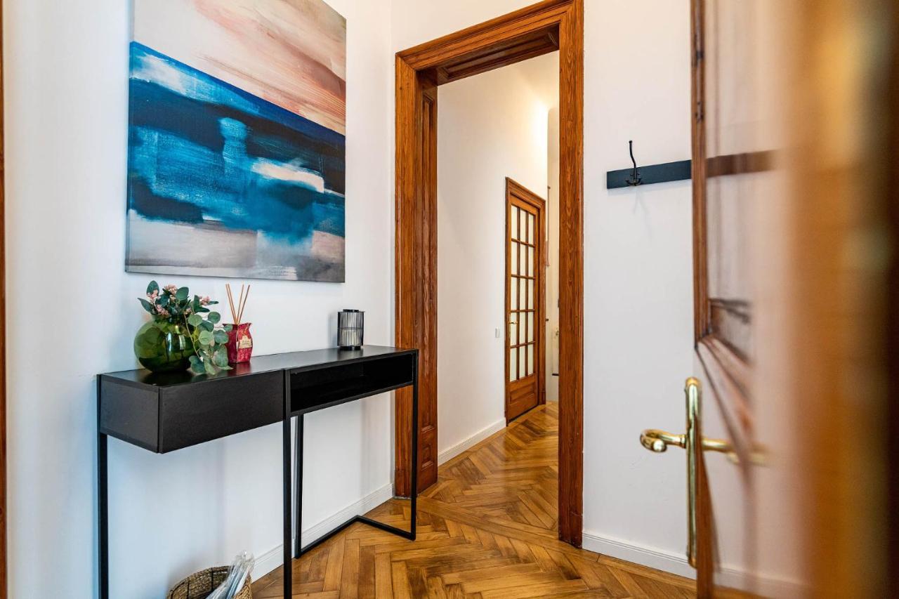 The- Point- 3Br Bright Cloud Apartment Bukares Bagian luar foto