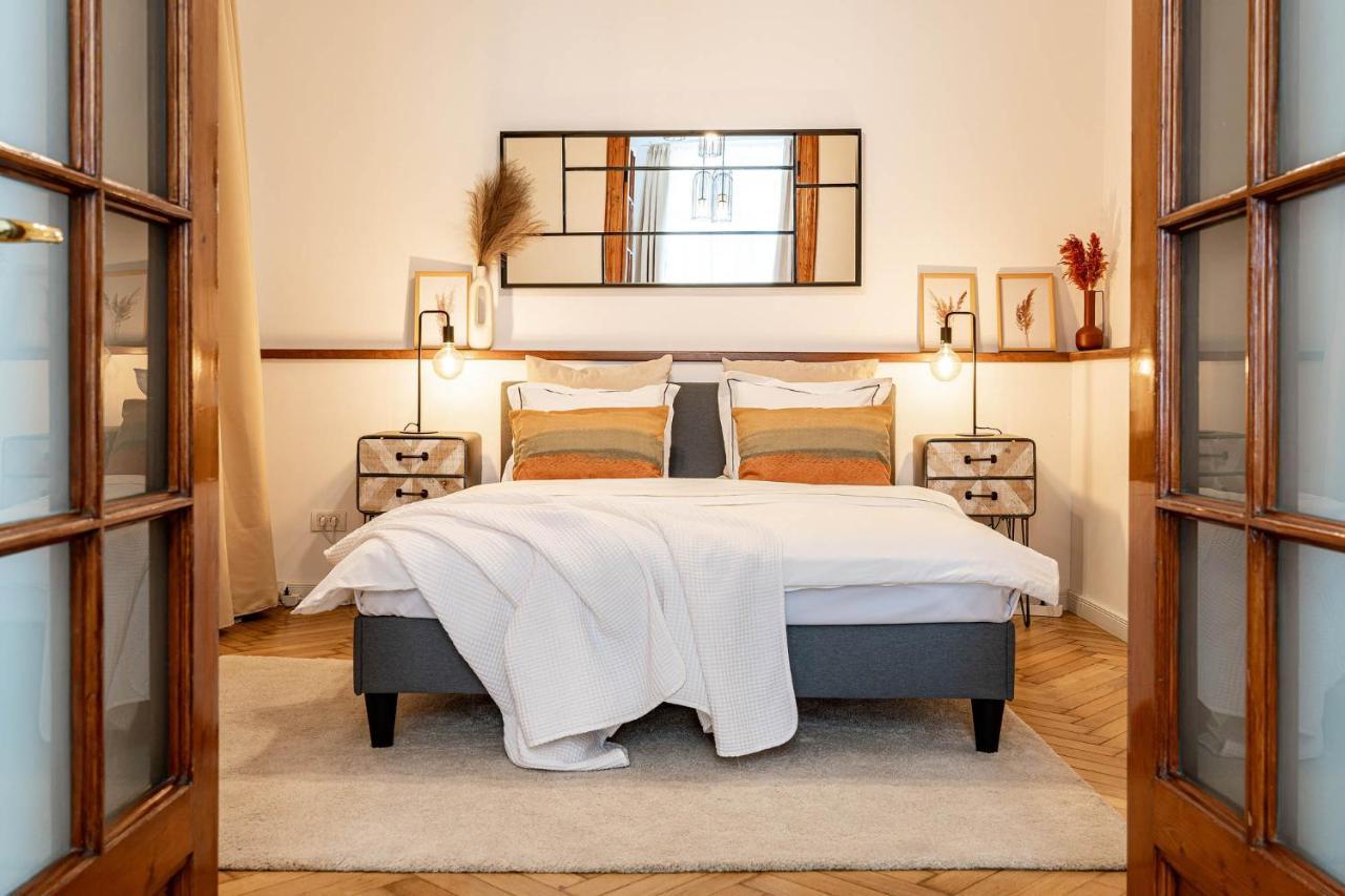 The- Point- 3Br Bright Cloud Apartment Bukares Bagian luar foto