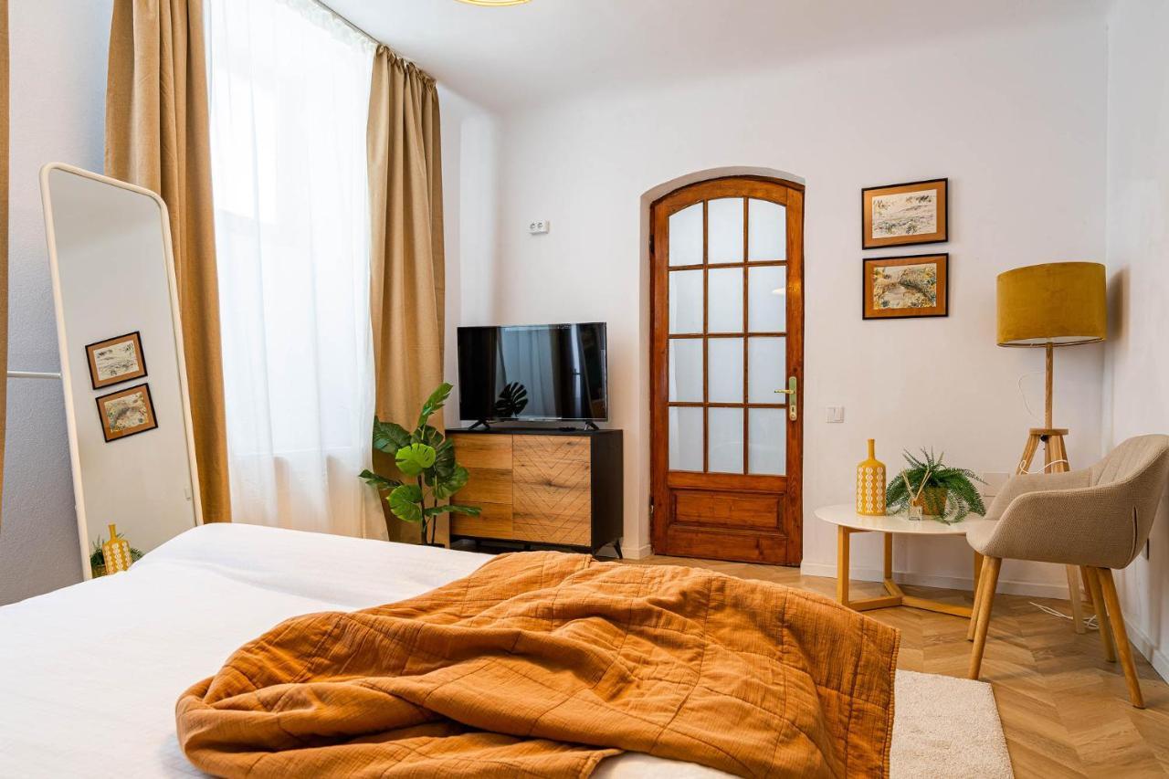 The- Point- 3Br Bright Cloud Apartment Bukares Bagian luar foto